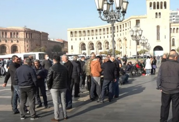 Акция протеста вынужденных переселенцев из Арцаха перед зданием Правительства РА (видео)